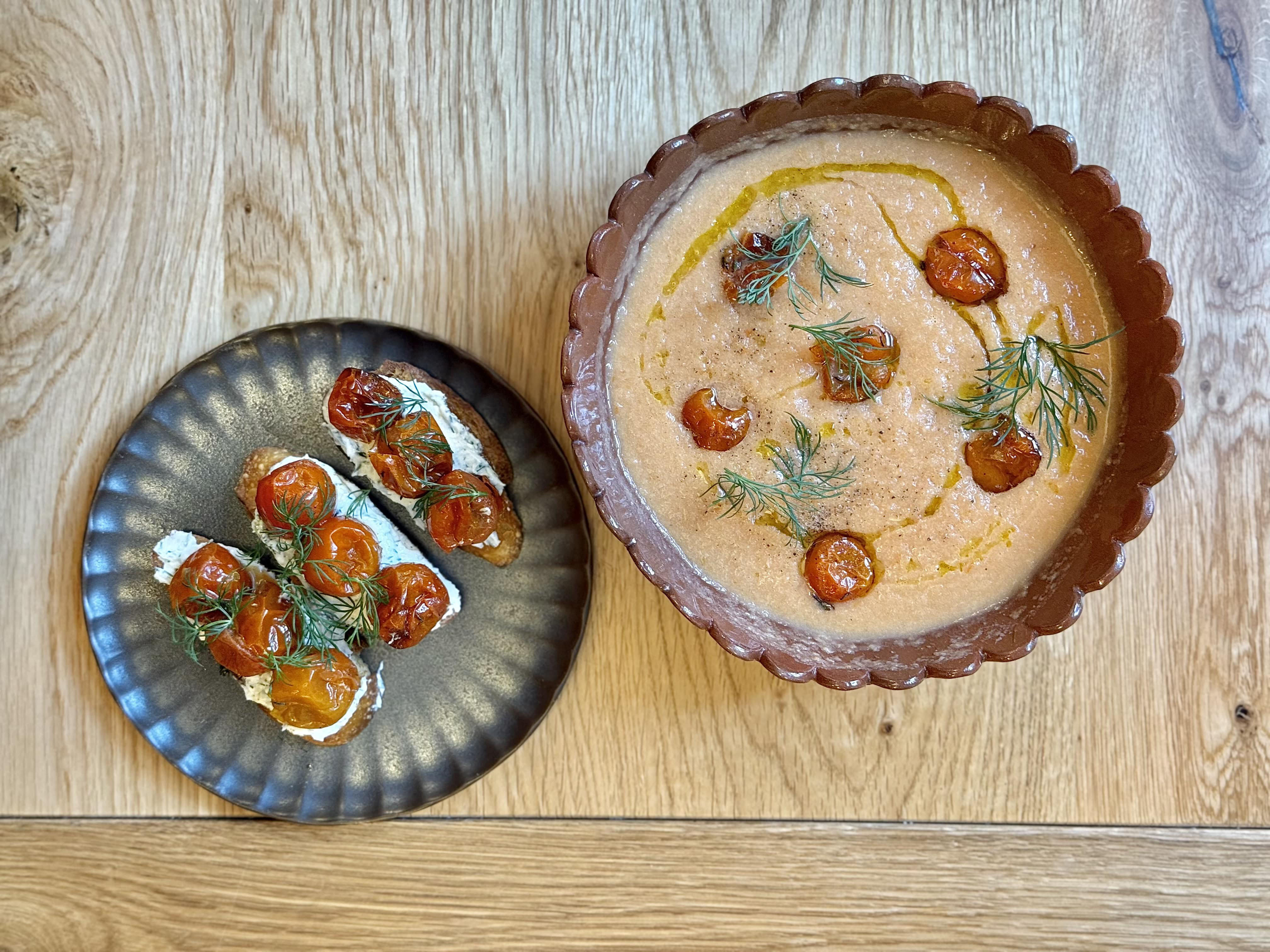 VELOUTÉ DE LÉGUMES, TOASTS DE TOMATE AU CHÈVRE FRAIS